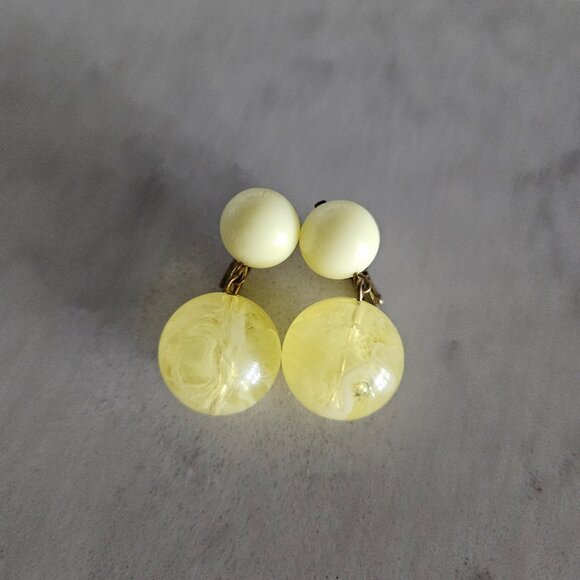 VINTAGE GERMAN YELLOW CLEAR SWIRL MARBLE AND OPAQUE BALL DROP CLIP-ON EARRINGS - Picture 2 of 11